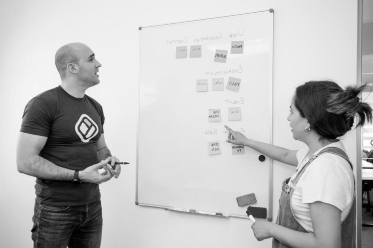 Konzentrierte Finanzanalystin bei der Arbeit mit komplexen Marktdaten