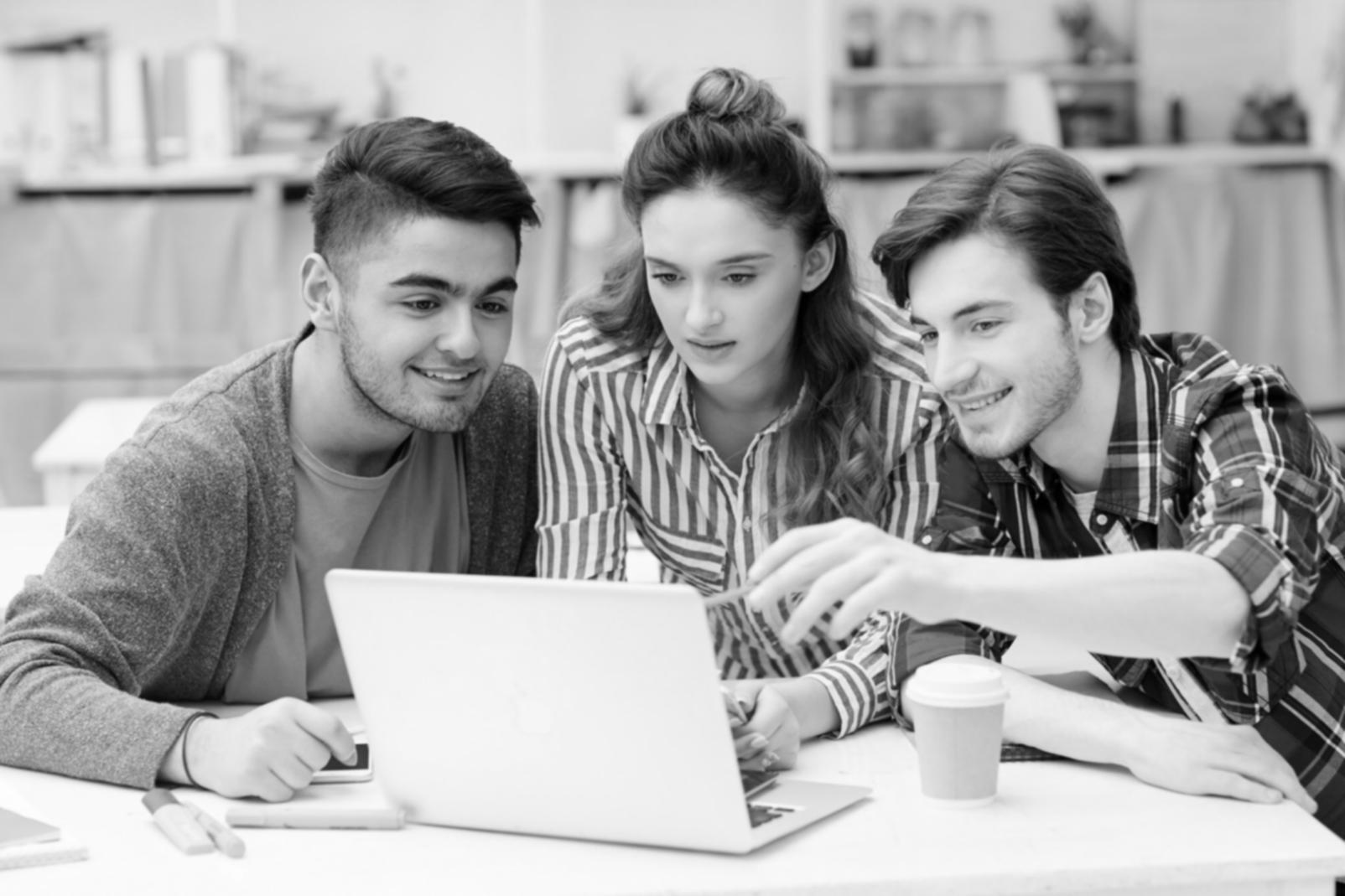 Kollaborative Lernumgebung mit Finanzprofessionals in einem modernen Seminarraum bei horavexilune