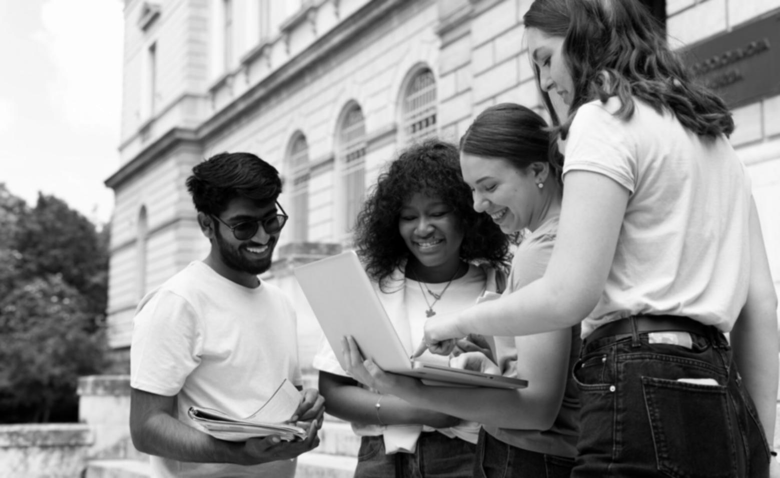 Finanzanalyse und Datenauswertung im horavexilune Büro