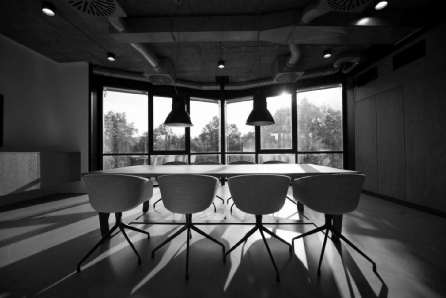 Moderne Arbeitsplatz mit Finanzcharts und Analysesoftware